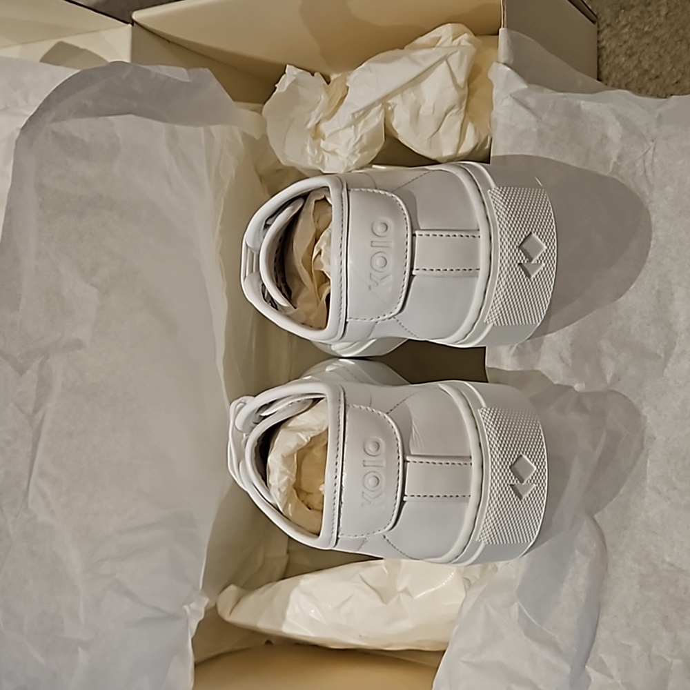 Classic White Leather Women’s Sneakers - Picture 5 of 10